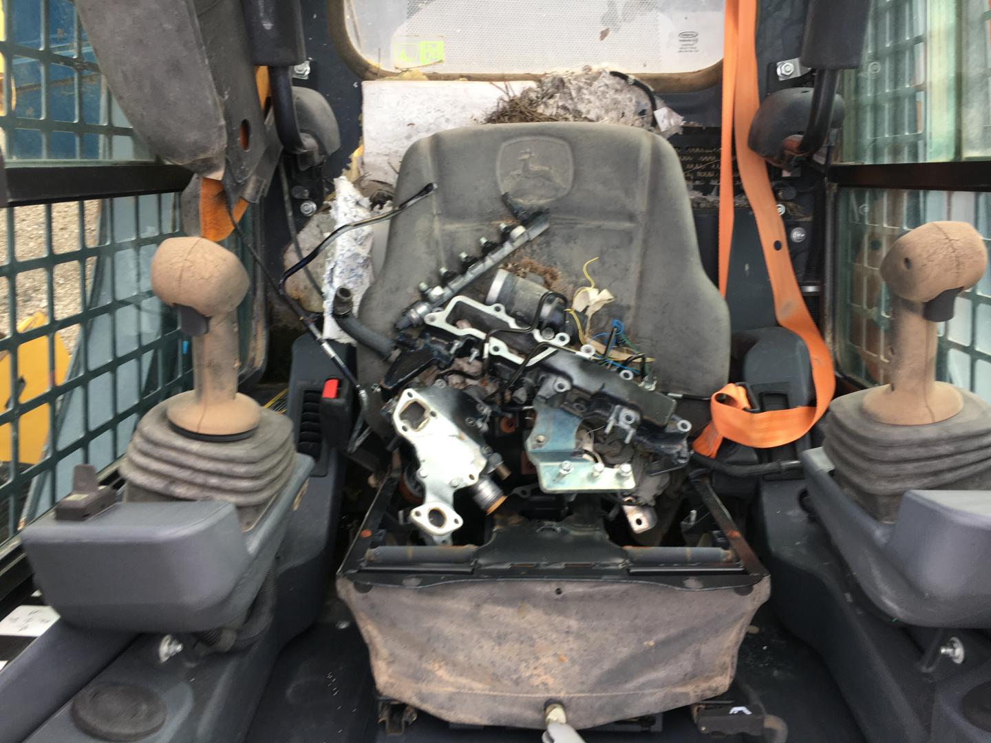 ./imagenes/INVOICE/2019/13869/MINICARGADOR JOHN DEERE  317G (9).JPG